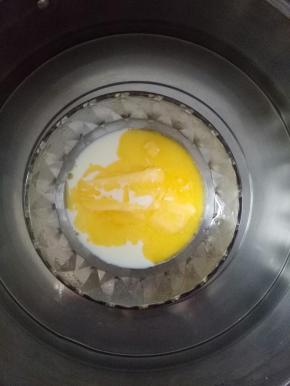 先将黄油，牛奶和蜂蜜混合均匀后放入45度热水中保温
同时烤箱180度预热