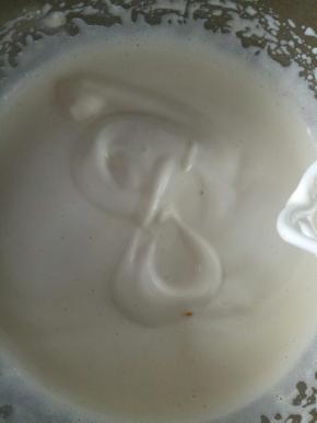 隔热水打发，打蛋器高速打发至提起打蛋头画8字不消失