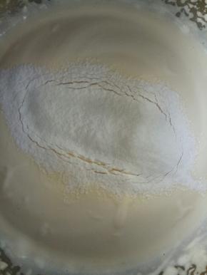 分两次筛入低粉，第一次翻拌均匀后再筛入第二次，同样翻拌均匀至无干粉