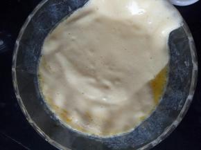 舀一勺面糊放入黄油牛奶混合液中快速翻拌均匀