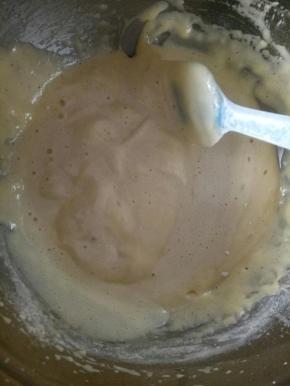 混合好的蛋糕糊倒入剩余的蛋糕糊中