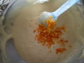 同时撒入橙皮翻拌均匀