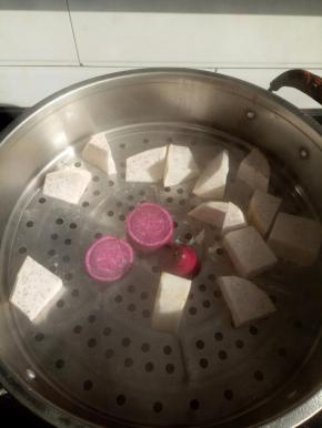 接下来制作芋泥
将芋头和紫薯放入蒸锅中蒸熟（用筷子可以轻轻插入即可）