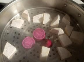 接下来制作芋泥
将芋头和紫薯放入蒸锅中蒸熟（用筷子可以轻轻插入即可）