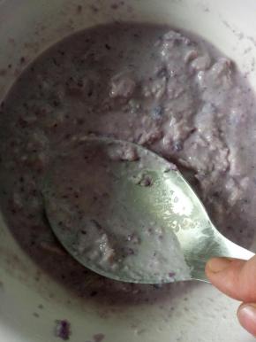 趁热将蒸好的芋头300克和紫薯40克加入50克白砂糖，100克淡奶油，12克奶粉，10克液态黄油混合好后用你一切可以使用的办法压成泥