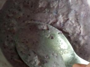 趁热将蒸好的芋头300克和紫薯40克加入50克白砂糖，100克淡奶油，12克奶粉，10克液态黄油混合好后用你一切可以使用的办法压成泥