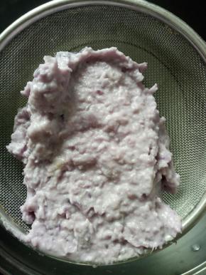 压好后用筛子过筛一下，这样做出来的芋泥才会细腻光滑！