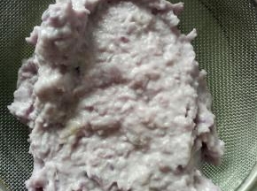 压好后用筛子过筛一下，这样做出来的芋泥才会细腻光滑！