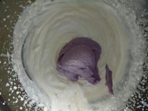 250克淡奶油加15克糖打到6分发，加入90克过筛好的芋泥