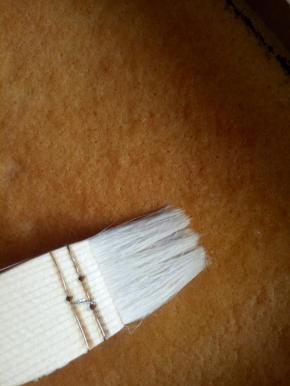 将糖水用刷子刷到蛋糕上，使蛋糕片充分吸收糖水