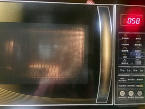 放入微波炉加热一分钟