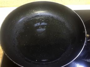 中火，热锅放入葵花油