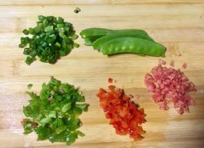 荷兰豆去径，红椒，青椒，红萝卜切末，香葱切葱花