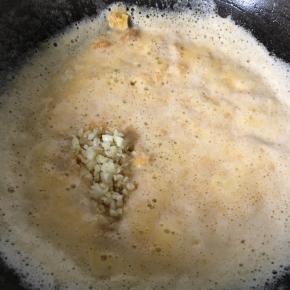 翻炒均匀后加入蒜末炒香