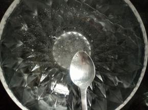 将30克白纱糖加入30克水中搅拌至白纱糖融化制作成糖水