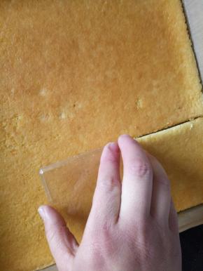 利用盒子盖将蛋糕体分割成小块，每个盒子用两块蛋糕片