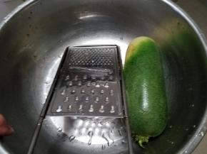 把绿萝卜洗净，准备一个插板插丝。