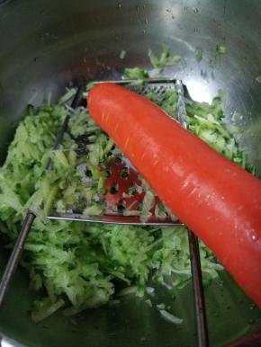 绿萝卜插好后，胡萝卜洗净，方法照旧。