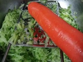 绿萝卜插好后，胡萝卜洗净，方法照旧。
