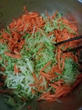 拌匀，腌渍半小时。