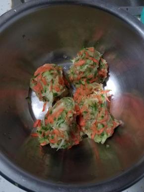 过半小时，腌渍出水分，使劲捏出水分。