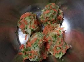 过半小时，腌渍出水分，使劲捏出水分。