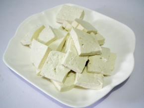 把豆腐切成大片。