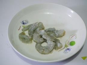鲜虾去头 去皮 去虾线，加入料酒 胡椒粉 淀粉上浆。