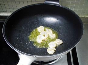 锅中注入橄榄油，下入虾仁煸炒至下入变色盛出。