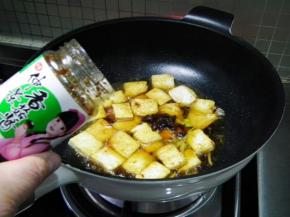 烹入料酒 加入生抽 糖和一勺香菇酱。