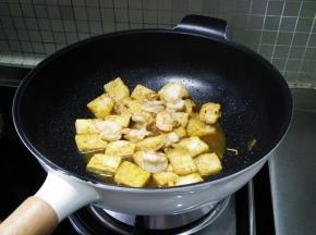 再加入虾仁，大火烧开。
