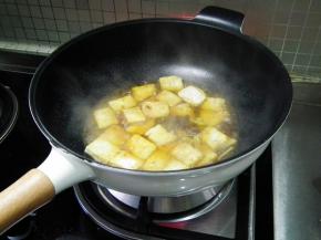 加入清水，没过豆腐，