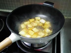 加入清水，没过豆腐，