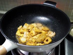 勾入薄芡，淋入香油即可。