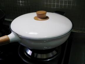 盖上盖子，转小火，烧制 10分钟。