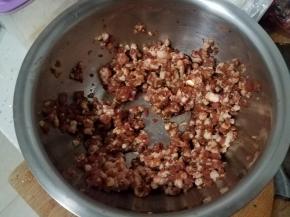 在腌渍萝卜的同时，把肉馅用一点酱油腌渍一下。