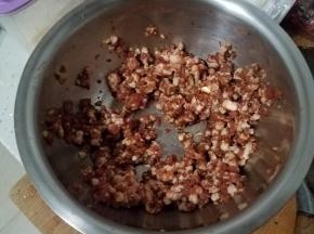 在腌渍萝卜的同时，把肉馅用一点酱油腌渍一下。