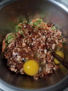 把肉馅，去水后的萝卜丝放倒一个盆内，把鸡蛋打入。