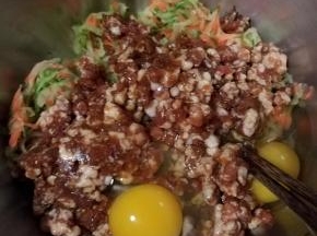 把肉馅，去水后的萝卜丝放倒一个盆内，把鸡蛋打入。