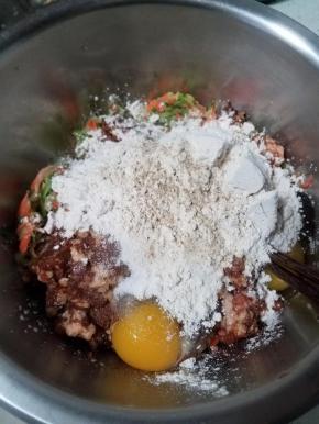 加入面粉，一点点白胡椒粉。