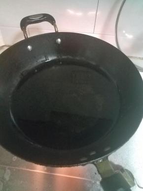准备一大锅油，加热。