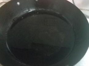 准备一大锅油，加热。