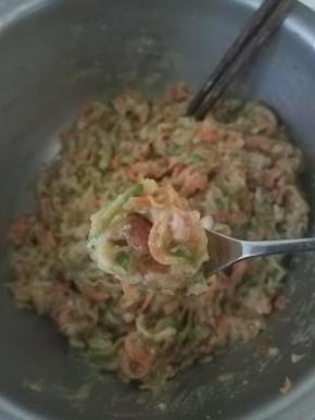 可以准备一个小勺子，直接挖。