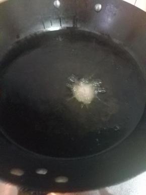 油热后下锅，记得转小火哟。