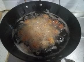 快速的把丸子下锅。