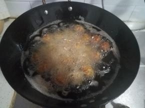 快速的把丸子下锅。