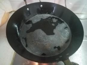 这个时候，油锅内会有浮沫，是因为丸子里还有水分进到油锅了，稍微加热一会，蒸发掉水分。