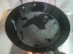 这个时候，油锅内会有浮沫，是因为丸子里还有水分进到油锅了，稍微加热一会，蒸发掉水分。