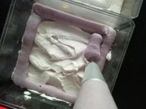 先挤入一层芋泥奶油，再挤一层芋泥