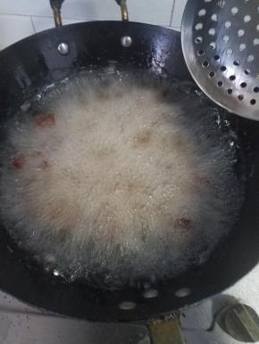 把丸子再次下锅轻轻的炸一下，不过不喜欢颜色深或者不喜欢表面酥脆的，可以在第一次炸的时候，时间稍微久一点就不不要复炸了。